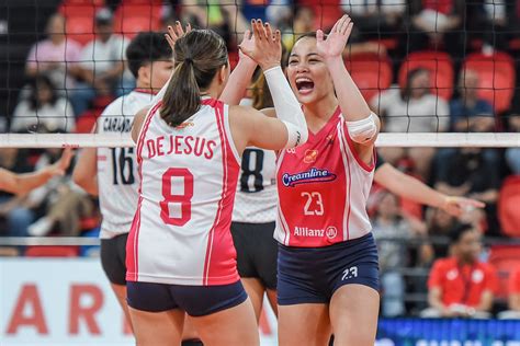 Creamline shows champion's mettle, ekes out semis sweep over .